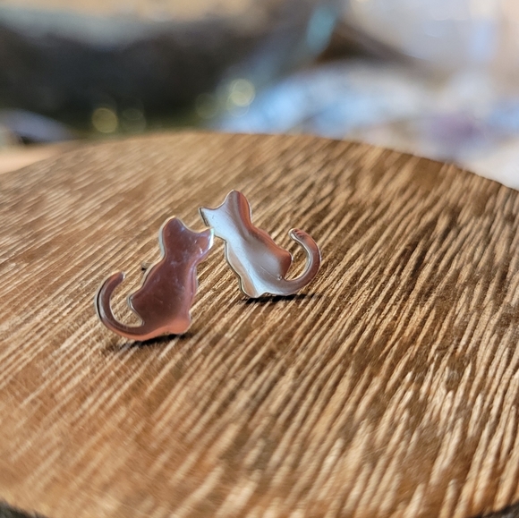 Minimalist Tiny Cat Silhouette Earrings - Picture 5 of 7